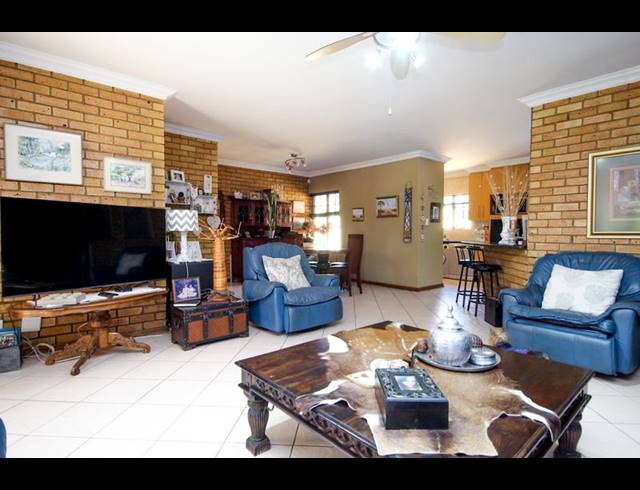 3 BEDROOM TOWNHOUSE FOR SALE IN THATCHFIELD
